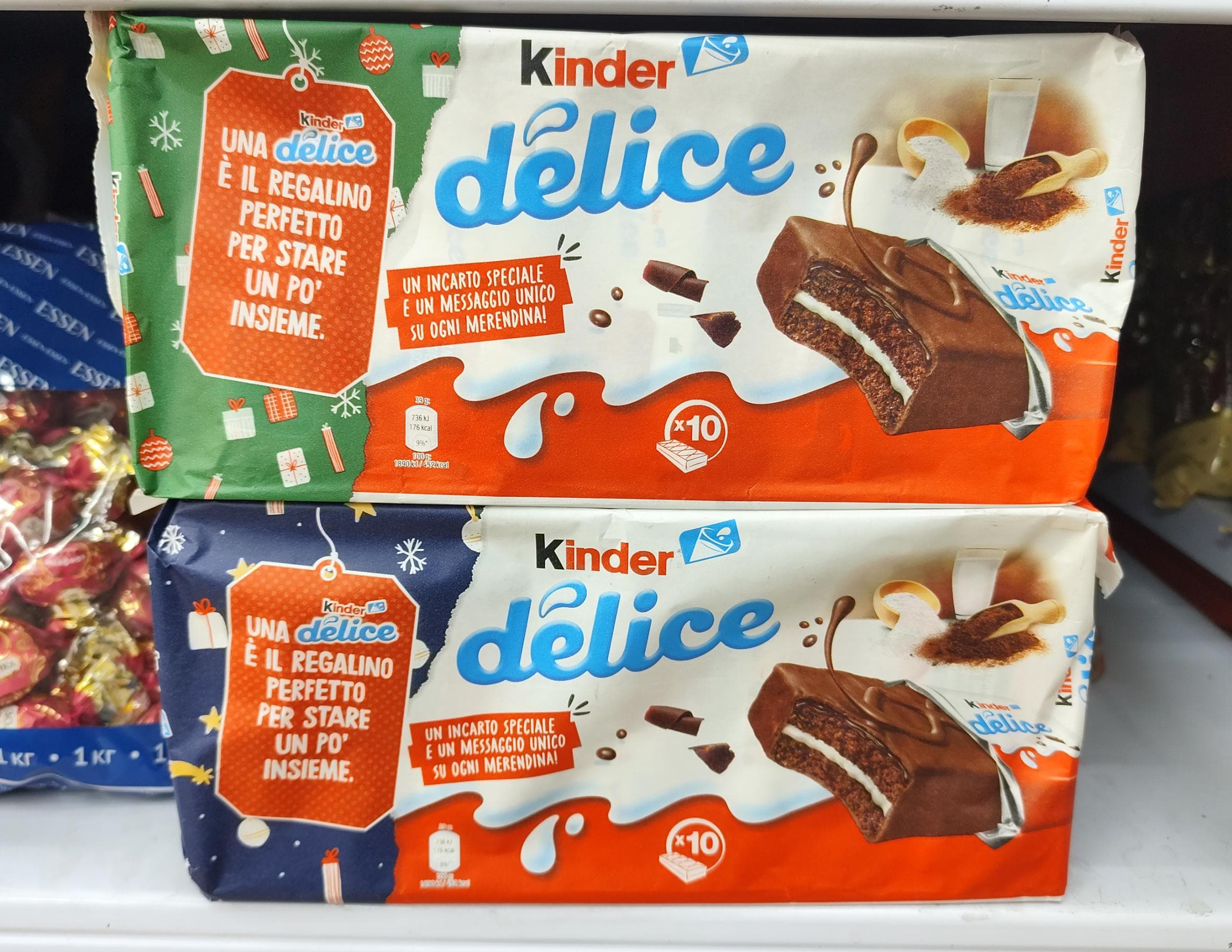 کیک شکلاتی دیلایس با مغز کرم شیری و روکش شکلاتی 390 گرمی کیندر 390 gr بسته 10 عددی طرح کریسمس