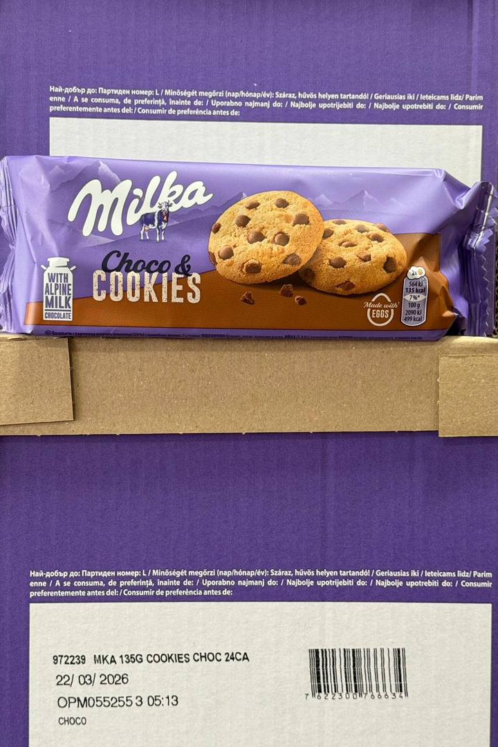 کوکی با تکه های شکلات میلکا 135 گرم – milka باکس 12 تایی